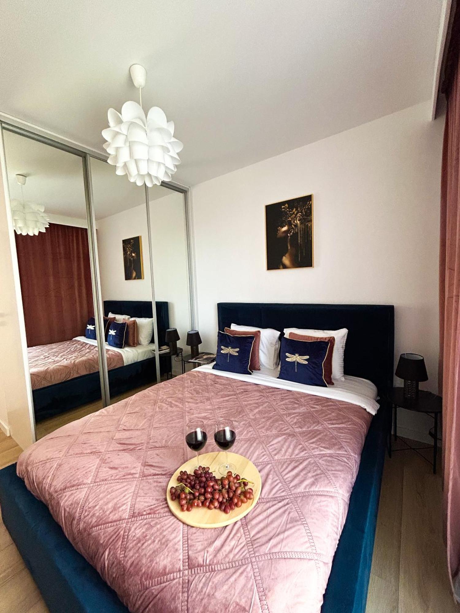 Lumina Stylish 3-Room Apart With Balcony Лодзь Екстер'єр фото